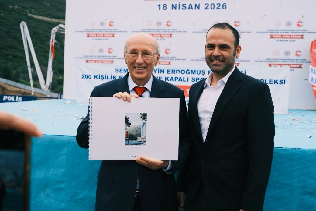 Sema – Hüseyin Erdoğmuş Fen Lisesi temel atma töreninde Hüseyin Erdoğmuş ve Ali Sinan proje kitabıyla