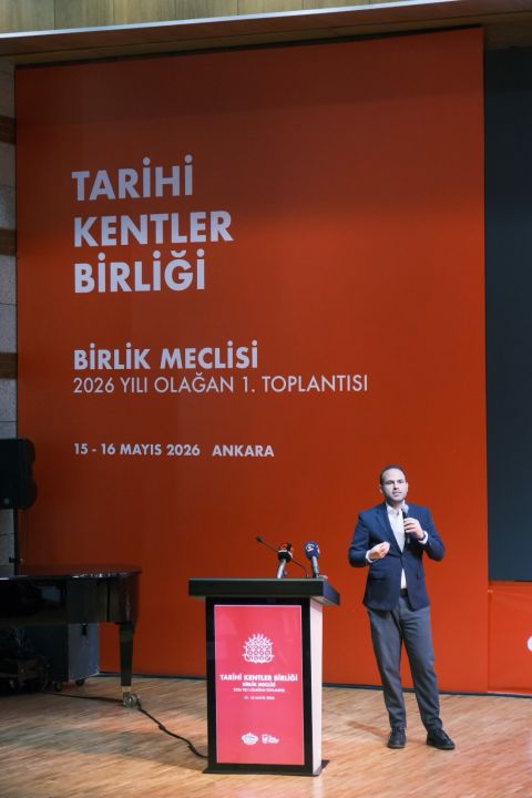 Tarihi Kentler Birliği Birlik Meclisi toplantısında Ali Sinan Burdur ve Uluborlu koruma çalışmalarını sunarken